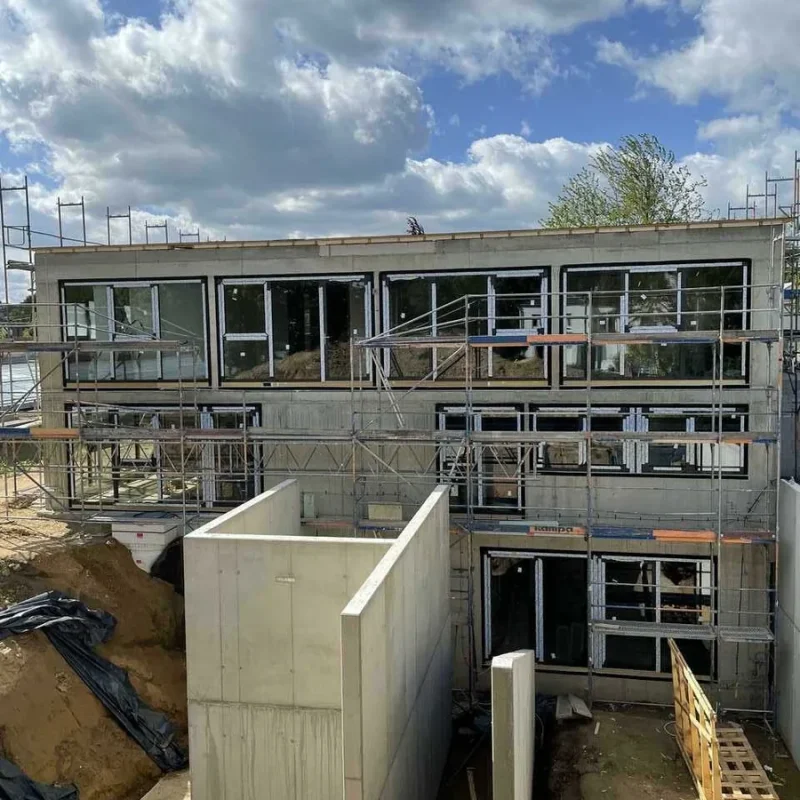 Moderner Bau eines Gebäudes mit großen Fensterfronten in Köln. Hochwertige Fensterlösungen von NORTA für optimale Belichtung.