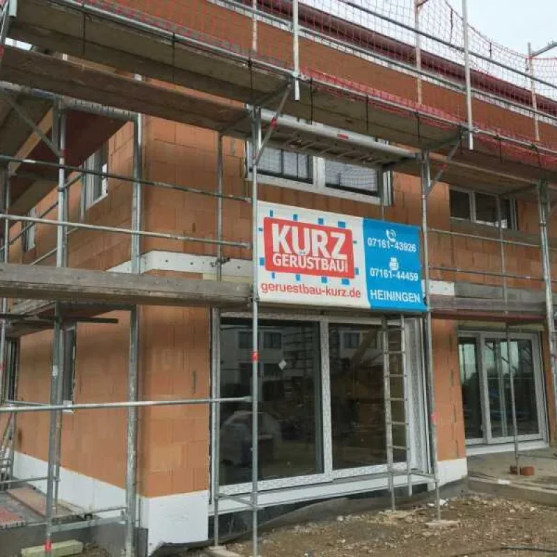 Neubauprojekt mit Gerüst in Zell unter Aichelberg. Hochwertige Bauausführung mit NORTA Fensterlösungen.