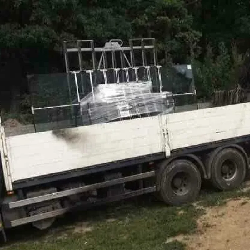 LKW mit Glasladungen für Fensterinstallation von NORTA. Zuverlässiger Transport von hochwertigen Bauelementen.