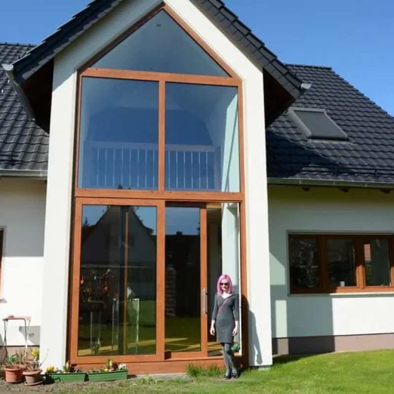 Großformatige Fensterkonstruktion aus Holz von NORTA in einem Haus in Ludwigsfelde. Modernes Design und energieeffiziente Lösung.