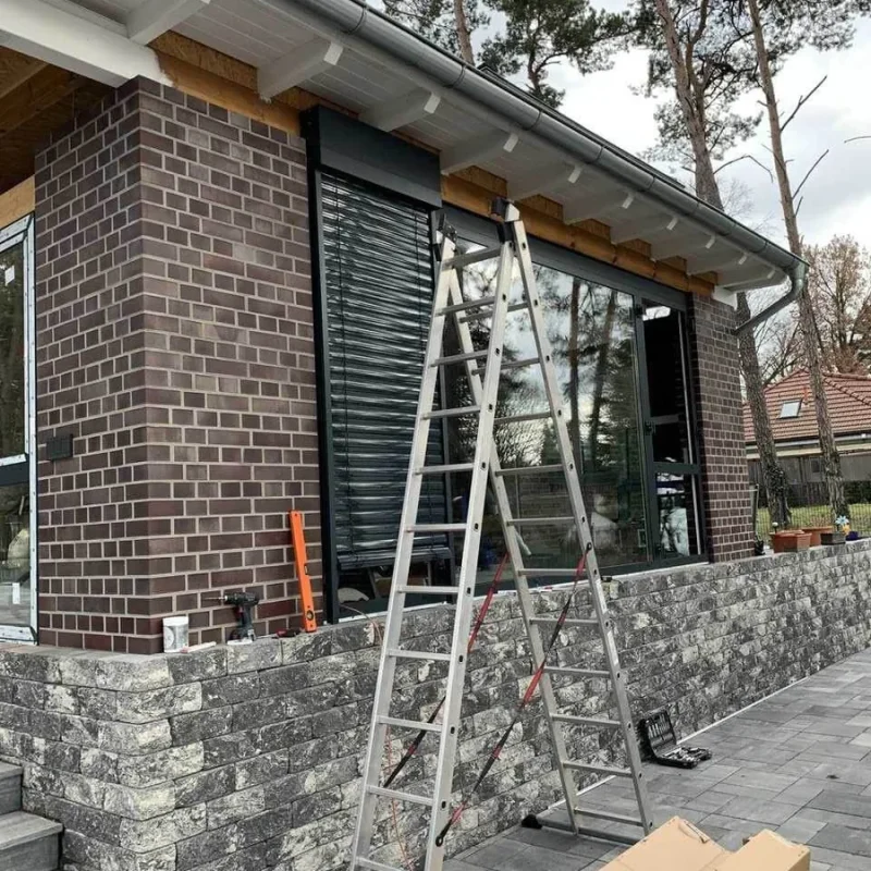 Moderne Hausfassade mit Raffstoren von NORTA. Effiziente Sonnenregulierung und stilvolle Optik für Ihr Zuhause.