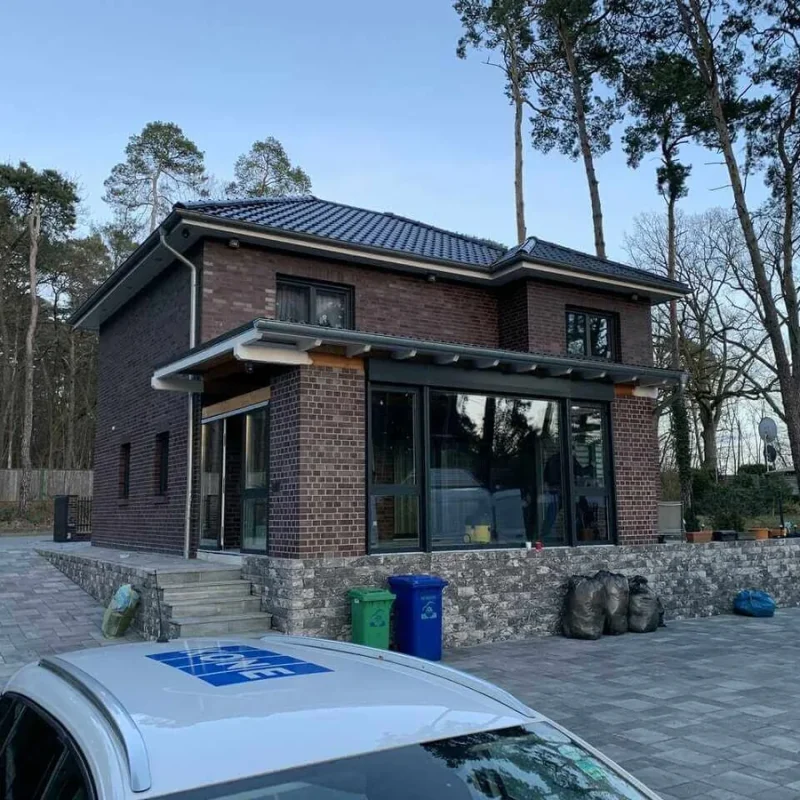 Modernes Haus mit Alukonstruktion und großen Raffstoren von NORTA. Perfekte Kombination aus Design und Funktionalität.