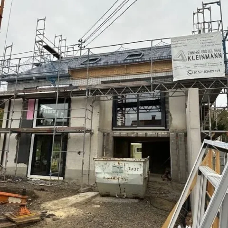 Sanierungsprojekt mit Gerüst und neuen Fenstern von NORTA. Hochwertige Modernisierung für bessere Energieeffizienz.