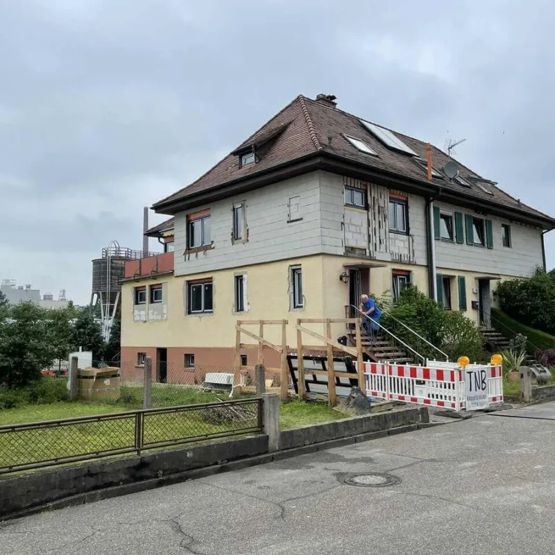Haus in Gernsbach während Sanierung mit Baugerüsten. Straßensperre zeigt laufende Renovierungsarbeiten an.