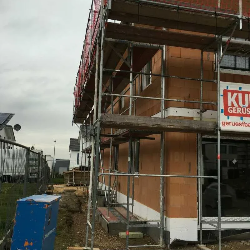 Hausbau mit Baugerüst in Zell unter Aichelberg. Sicherer Standort für Fensterinstallation von NORTA im Rohbau.