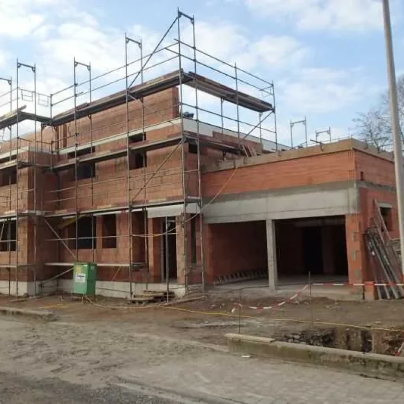 Baustelle eines Einfamilienhauses mit Gerüst in Rastatt. Massivbauweise deutet auf hochwertige Bauqualität hin.