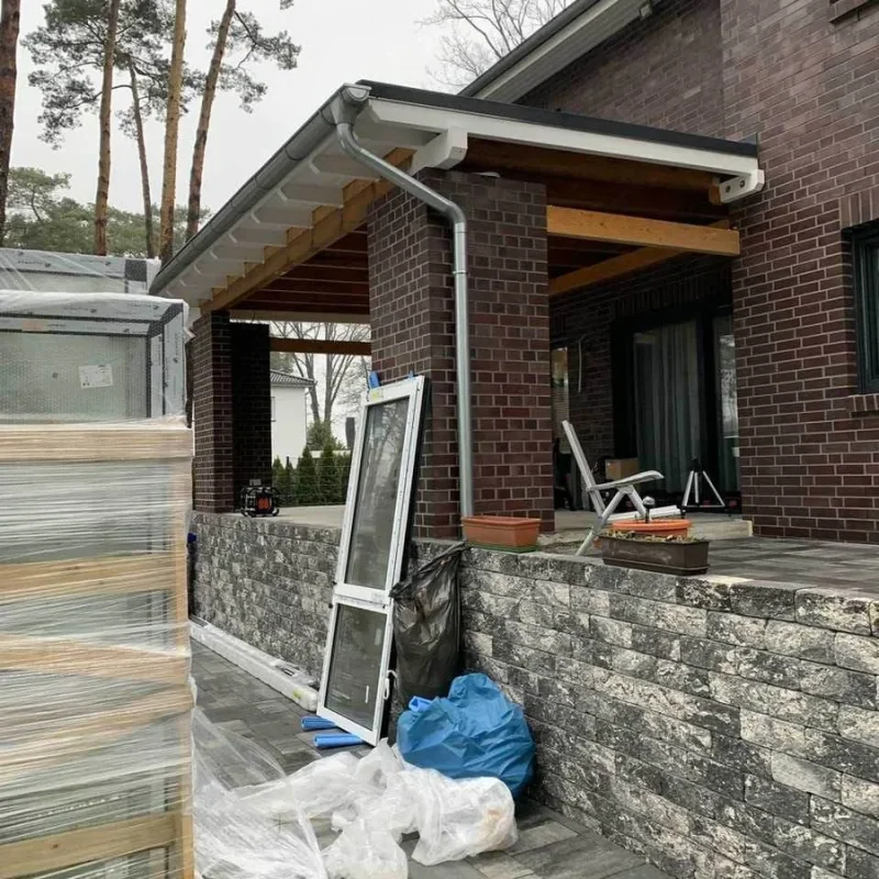 Moderne Hauskonstruktion mit Aluprofilen und raffinierten Raffstoren von NORTA für optimale Beschattung und Lichteinfall.