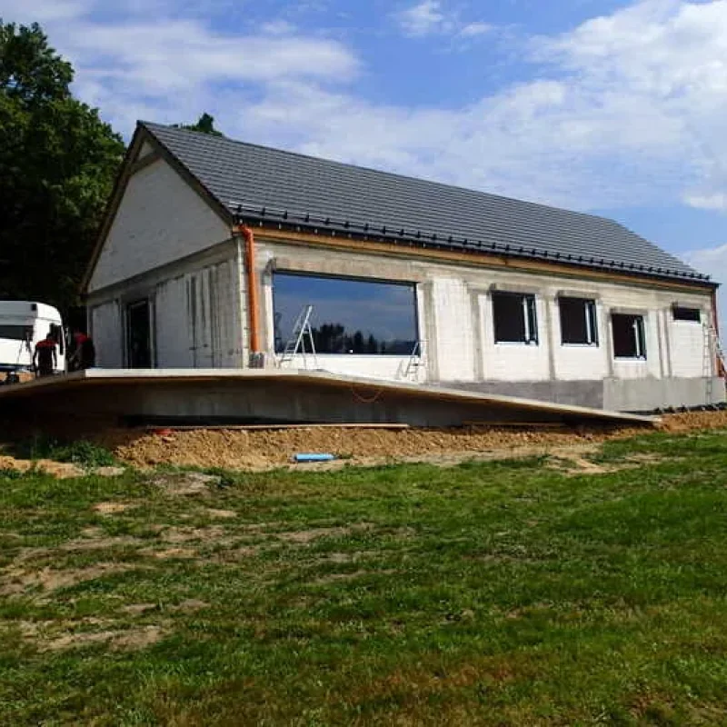 Hausbauprojekt mit Fenstern in Złoty Stok, Polen. NORTA bietet innovative Fensterlösungen für Neubauten an.