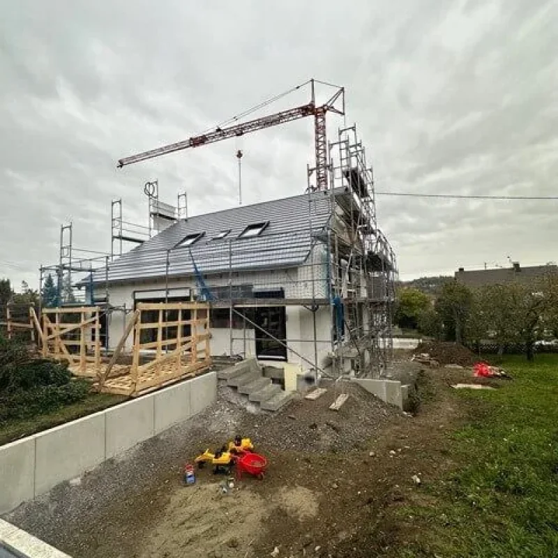 Hausbau-Sanierung mit Baugerüst von NORTA. Fortschritt bei Modernisierung für ein energiesparendes Zuhause.