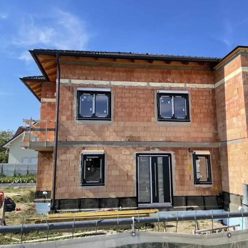 Einfamilienhaus im Bau mit NORTA Fenstern. Modernes Design sorgt für optimale Isolierung und Lichtdurchflutung.