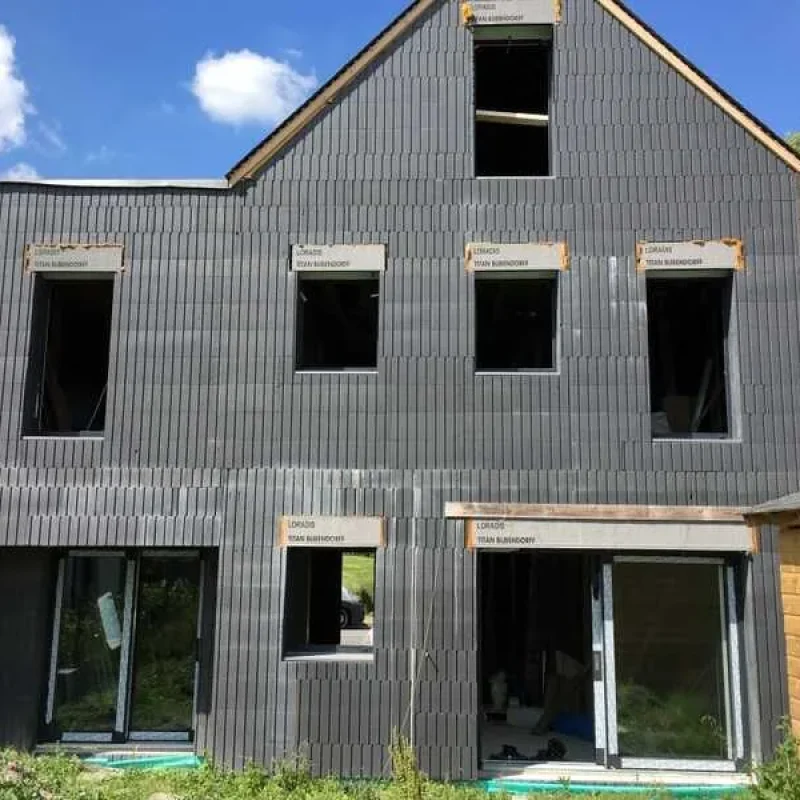 Moderne Fassade eines Neubaus in Frankreich. Hochwertige Dämmung und Fensterlösungen von NORTA für energieeffizientes Wohnen.