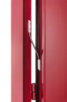 Detail der roten Haustür von NORTA. Hochwertige Verarbeitung und Sicherheitsmerkmal für einen stilvollen Eingangsbereich.