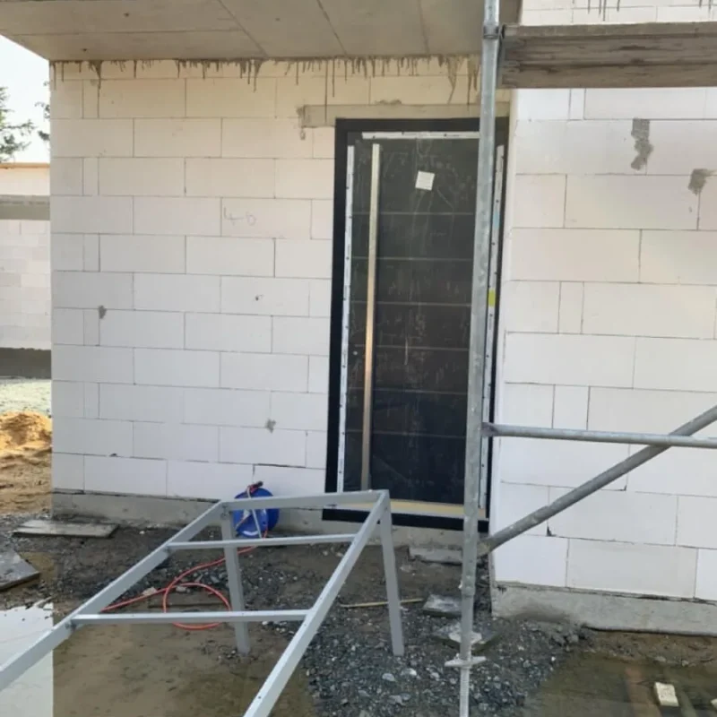 Einbau einer Haustür im Rohbau von NORTA. Robuste Türöffnung für sicheren und stilvollen Eingangsbereich in einem Neubau.