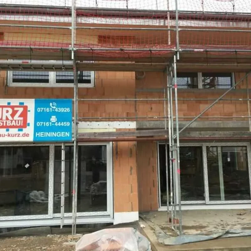 Fenstereinbau auf Baustelle mit Haustür. Hochwertige Rahmen von NORTA sorgen für Sicherheit und Energieeffizienz im Neubau.