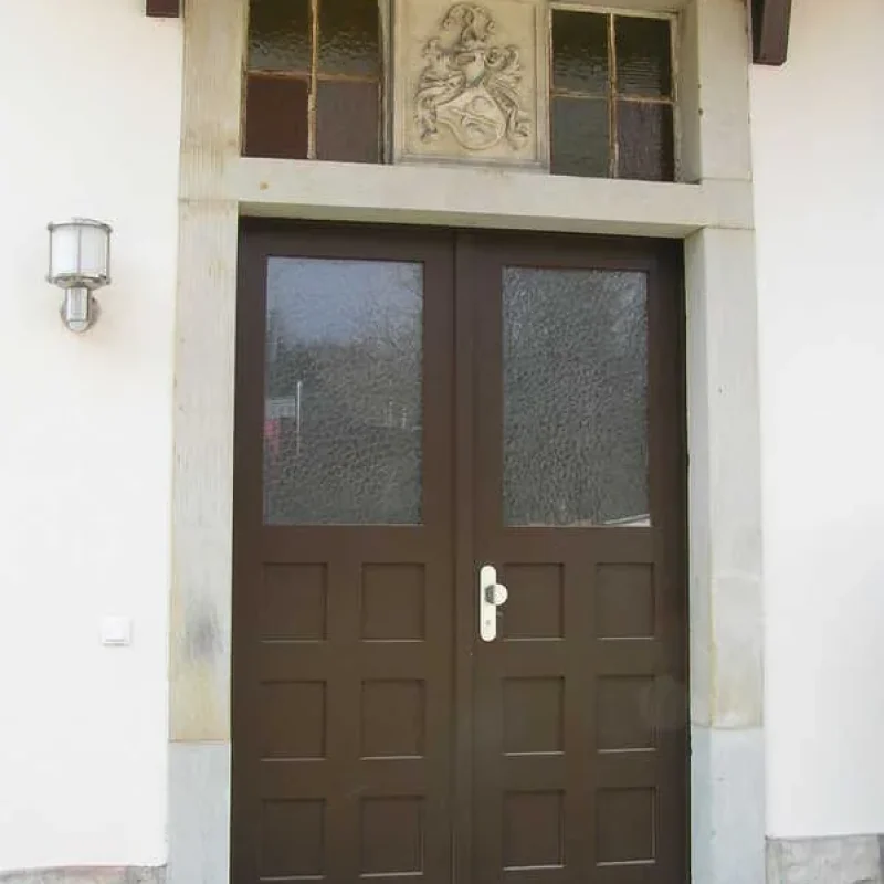 Doppelflügelige Holztür mit Ornamentglas in Dresden. Eleganter Eingang mit dekorativer Verglasung und hochwertigem Design von NORTA.