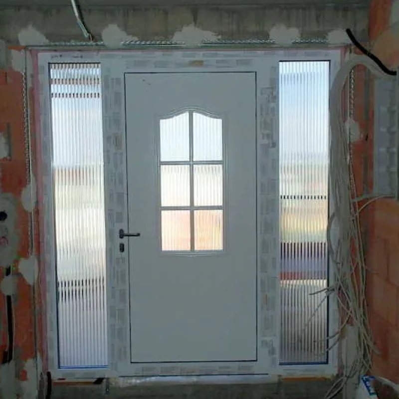 Moderne Haustür mit strukturierten Glas-Seitenteilen von NORTA. Idealer Eingangsbereich für mehr Licht und Privatsphäre.