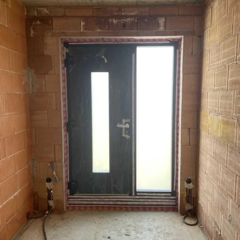 Moderne schwarze Haustür mit Glaseinsatz von NORTA. Stilvoller Eingangsbereich mit sicherem und ästhetischem Design.