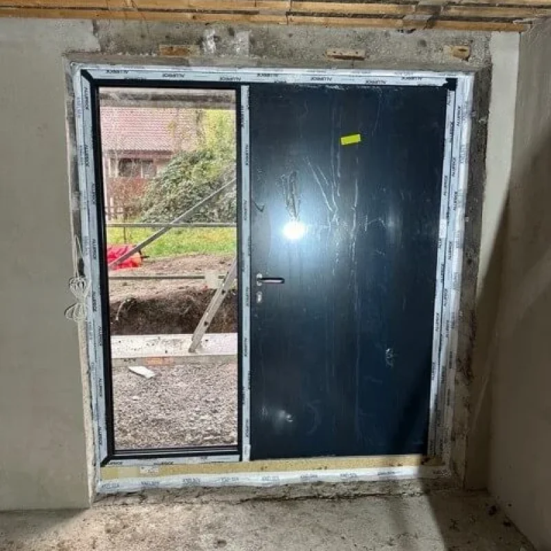 Moderne Haustür in Anthrazit bei Sanierungsprojekt von NORTA. Stilvolle Türlösung mit Sicherheitsverglasung.