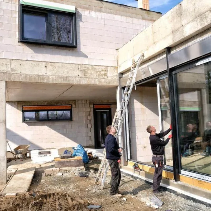NORTA Haustürmontage mit großflächiger Glasfassade. Moderne Bauweise für hohe Lichtdurchlässigkeit und Energieeffizienz.