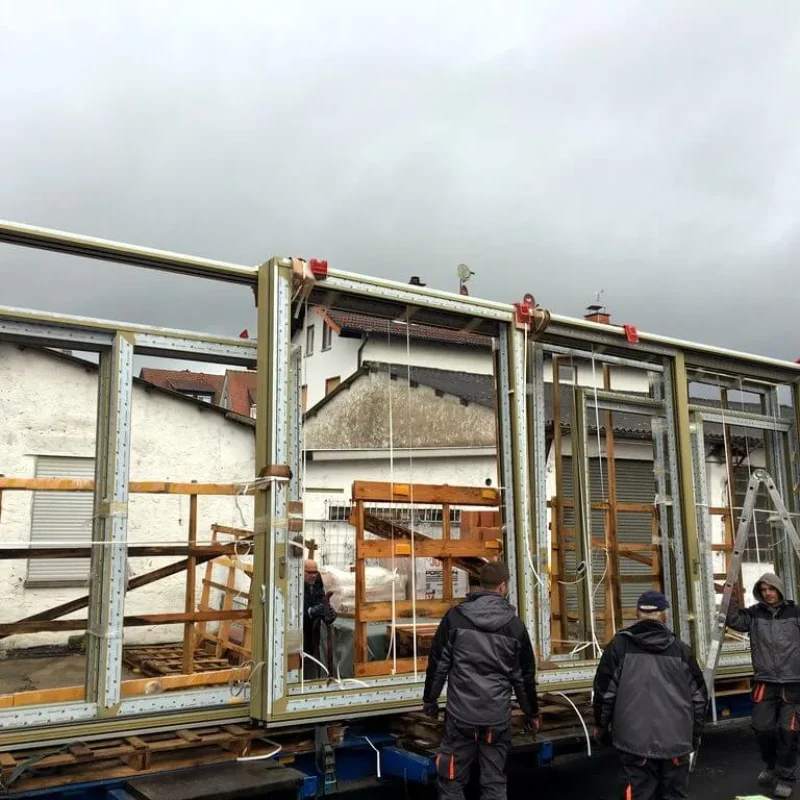 Haustürmontage von NORTA auf einem LKW. Fachgerechter Transport zum Einbauort für hohe Qualität und Sicherheit.