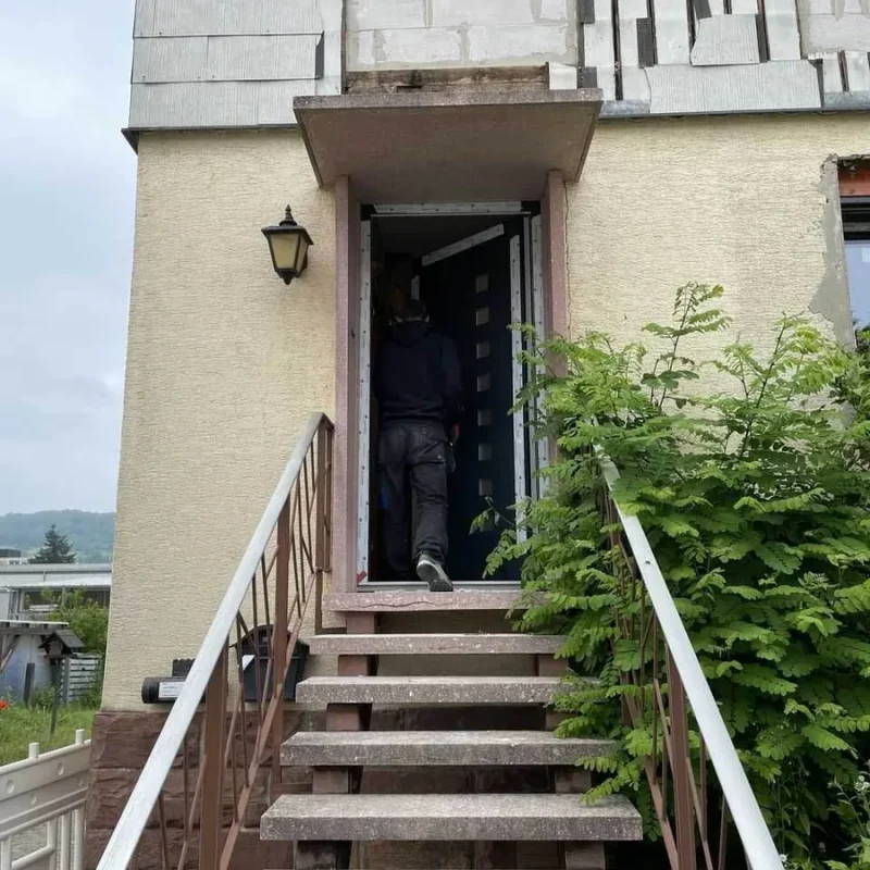 Moderne Haustür bei Sanierung von NORTA. Verbesserter Zugang mit stilvoller Optik und erhöhter Sicherheit bei Hausrenovierung.