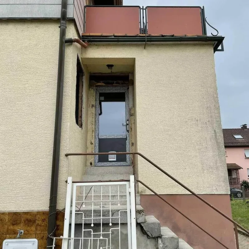 Sanierungsprojekt einer Haustür in Gernsbach von NORTA. Verbesserte Zugänglichkeit und Wärmedämmung für ein älteres Gebäude.