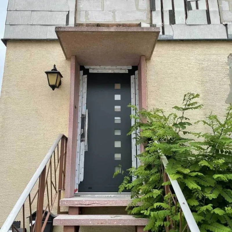 Moderne Haustür mit Glaseinsätzen in Gernsbach von NORTA. Sanierungsprojekt mit robustem Design und sicherem Eingang.