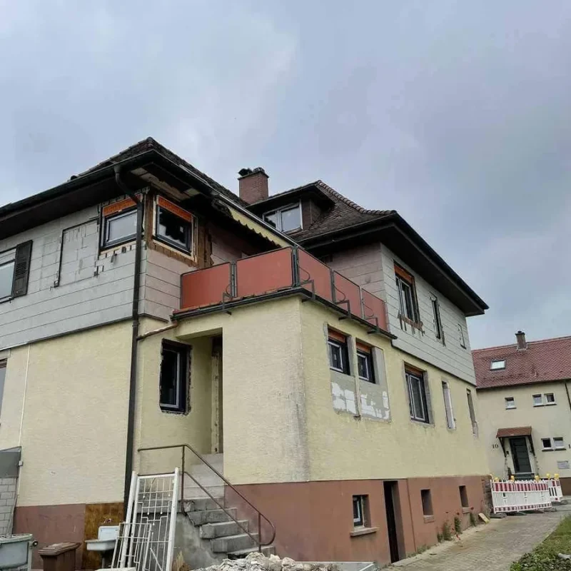 Sanierungsprojekt an einem mehrstöckigen Gebäude in Gernsbach von NORTA. Effiziente Modernisierung älterer Bausubstanz.