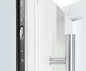 Sicherheitsverschluss einer weißen Haustür von NORTA. Hohe Sicherheit und moderne Technik für Ihren Eingangsbereich.