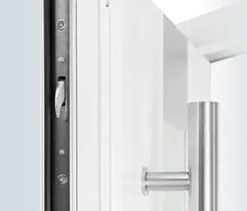 Sicherheitsverschluss einer weißen Haustür von NORTA. Hohe Sicherheit und moderne Technik für Ihren Eingangsbereich.