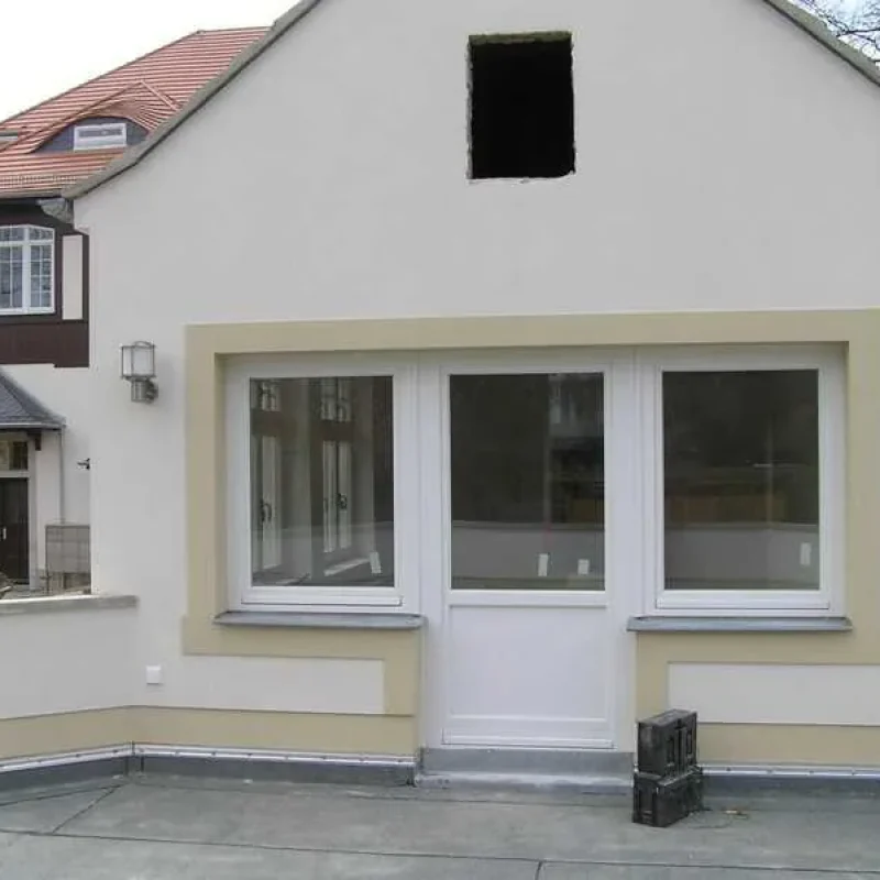 Weiße Haustür mit Terrassenbereich von NORTA, stilvoll und funktional für lichtdurchflutete Eingänge.