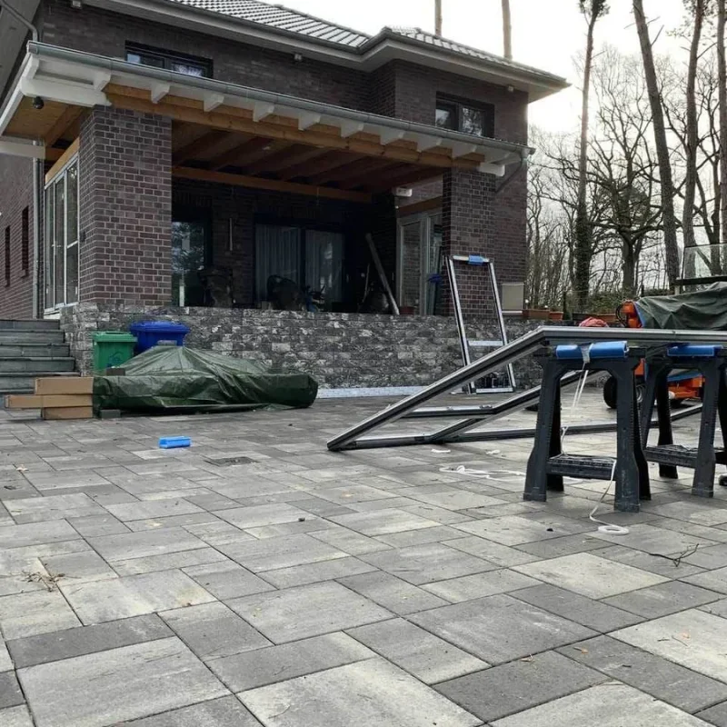 Großes Einfamilienhaus mit Vordachkonstruktion und modernen Details von NORTA für stilvolle Eingangsbereiche.