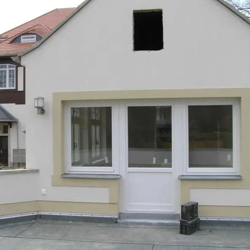 Weiße Haustür mit Fensterkombination von NORTA. Moderne Lösung für lichtdurchflutete Eingangsbereiche mit hoher Energieeffizienz.