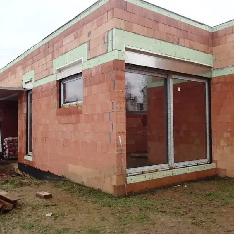 Große Hebe-Schiebe-Tür aus Aluminium von NORTA in einem Neubau. Ideal für lichtdurchflutete Räume und modernen Wohnkomfort.