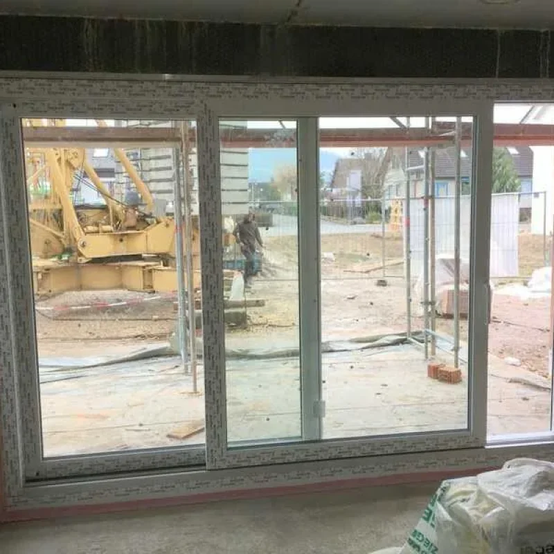 Hebe-Schiebe-Tür in Bauphase mit großer Glasfläche von NORTA. Hochwertige Lösung für lichtdurchflutete Räume.