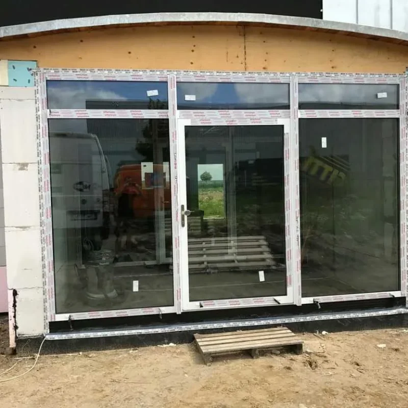 Moderne Hebe-Schiebe-Tür in Aluminium von NORTA. Energieeffizienter Zugang mit großem Glasbereich für helle Räume.