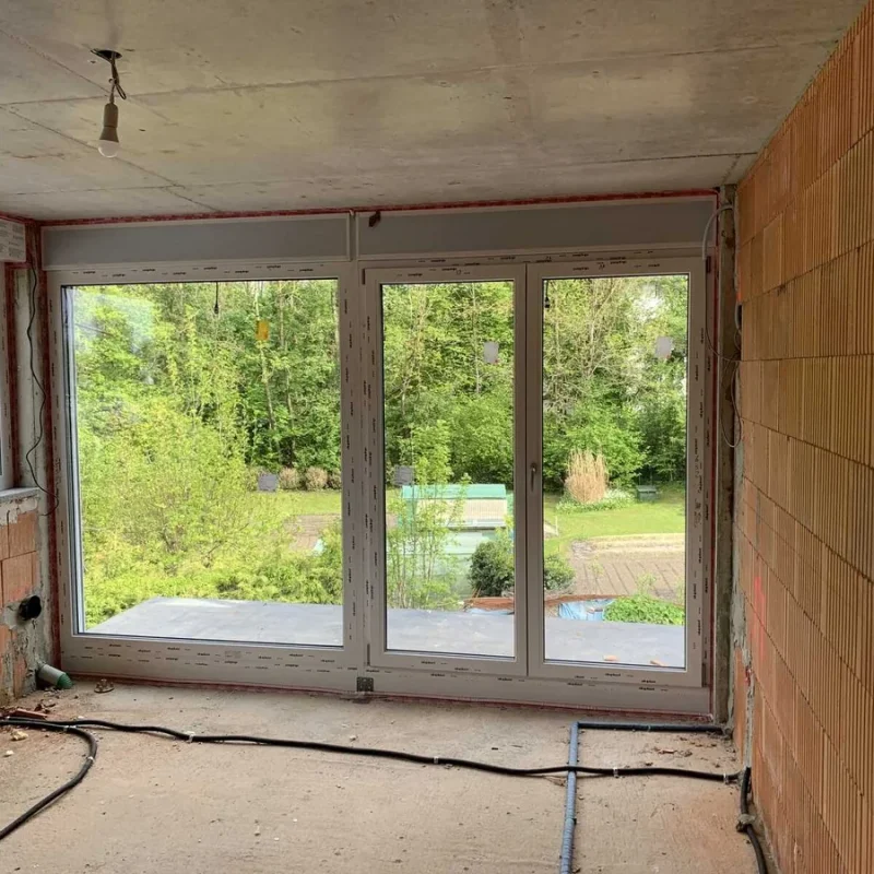 Moderne Hebe-Schiebe-Tür mit großer Glasfront von NORTA. Ideal für lichtdurchflutete Räume und nahtlose Übergänge zum Außenbereich.