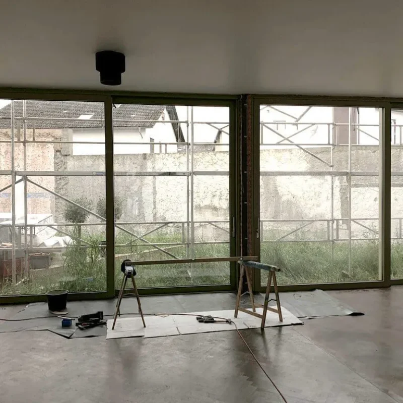 Hebe-Schiebe-Tür mit Aluminiumrahmen von NORTA. Ideal für lichtdurchflutete Räume und effizient in der Montage.