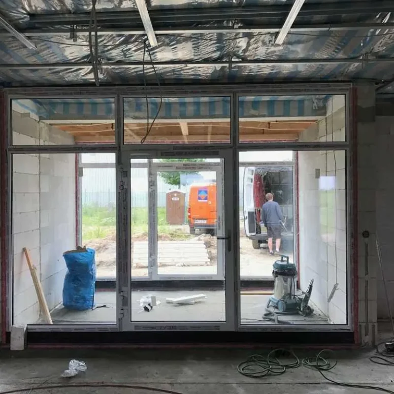 Hebe-Schiebe-Tür während der Montage von NORTA. Optimale Lösung für lichtdurchflutete Übergänge im Eigenheim.