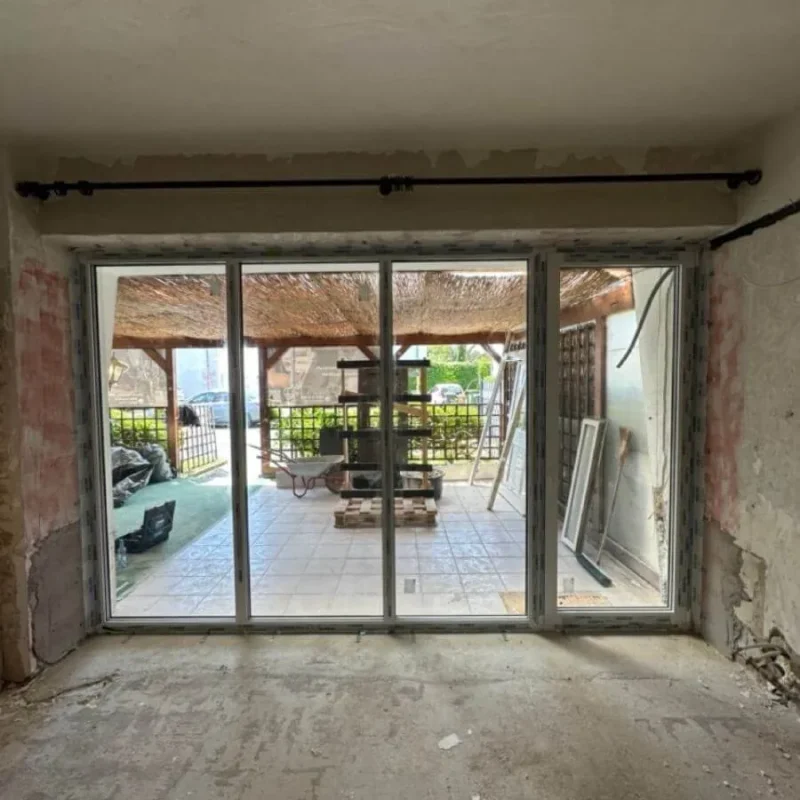 Hebe-Schiebe-Tür in Montagephase von NORTA. Großzügige Glasflächen für lichtdurchflutete Räume und moderne Wohn Atmosphäre.