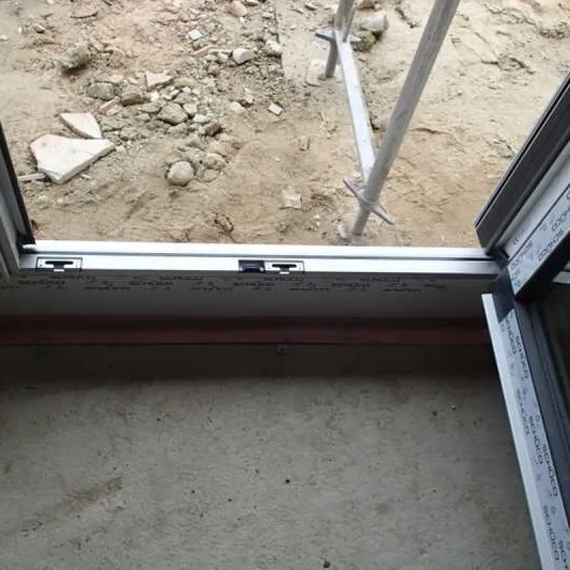 Montage einer Hebeschiebetür von Schüco bei NORTA. Hohe Qualität und Präzision für optimalen Einbau und Langlebigkeit.