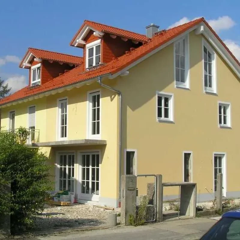 Einfamilienhaus mit hochwertigen Holzfenstern in München. NORTA bietet energieeffiziente und stilvolle Fensterlösungen.