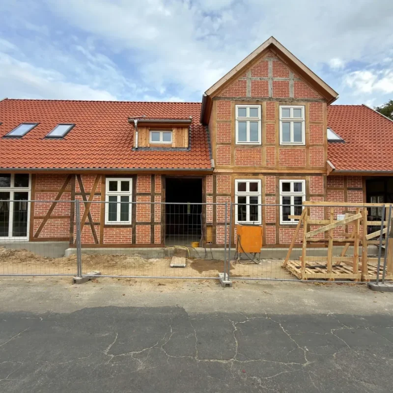 Holzfenster in einem historischen Gebäude in Niedersachsen von NORTA. Traditionelle Bauweise und moderne Materialien vereint.