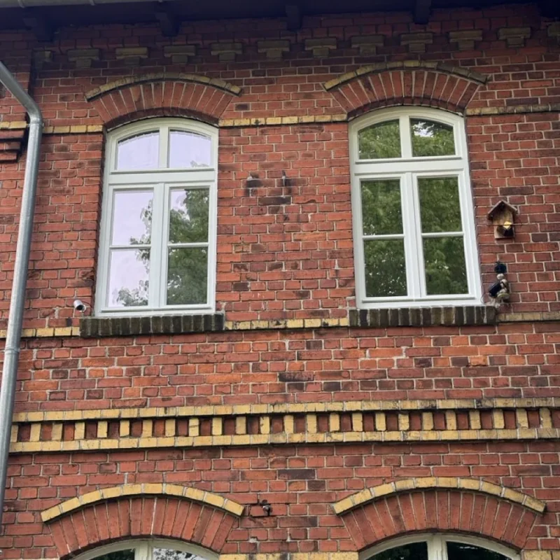 Montage von Holzfenstern an Klinkerfassade in Havelsee. Hochwertige Fensterlösungen von NORTA für optimale Wärmedämmung.
