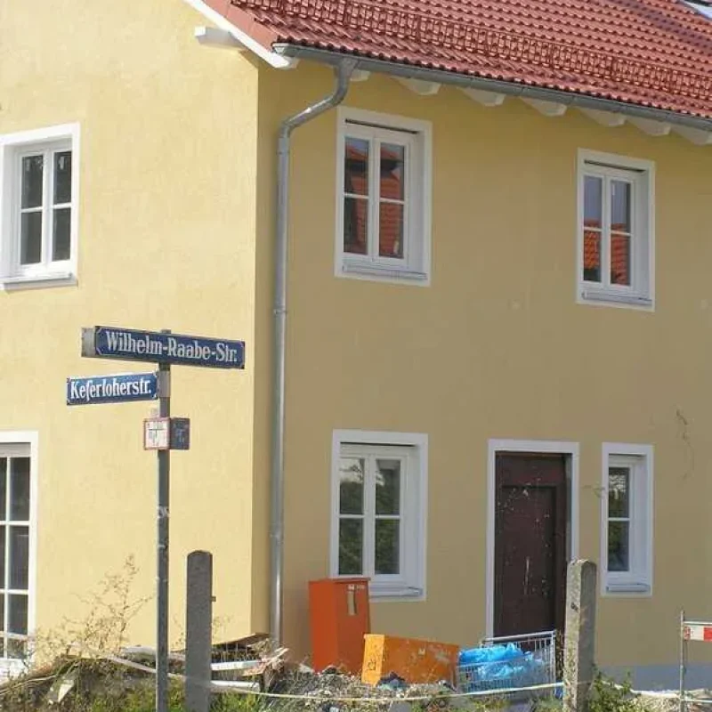 Neubau-Stadthaus mit Holzfenstern in München von NORTA. Energiesparende Lösung für moderne Städtearchitektur.