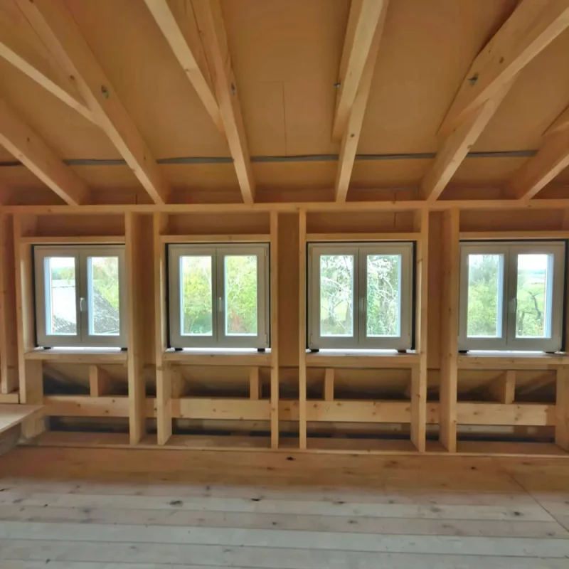 Zweiflügelige weiße Holzfenster mit Stulp in einem Neubau. Ideal für eine gemütliche, helle Raumgestaltung von NORTA.