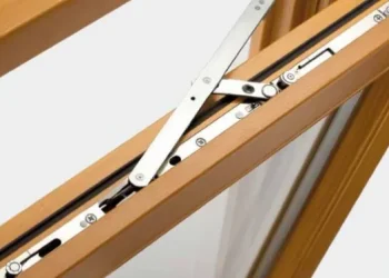 Holzfenstermechanismus mit hochwertigem Beschlag von NORTA. Optimale Funktionalität und Langlebigkeit für Ihr Zuhause.