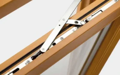 Holzfenstermechanismus mit hochwertigem Beschlag von NORTA. Optimale Funktionalität und Langlebigkeit für Ihr Zuhause.