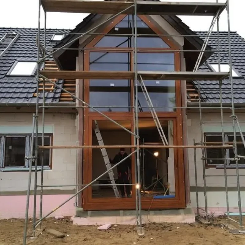 Großflächige Fensterfront mit Holzrahmen an einem Haus von NORTA in der Bauphase. Ideal für moderne Wohnprojekte.