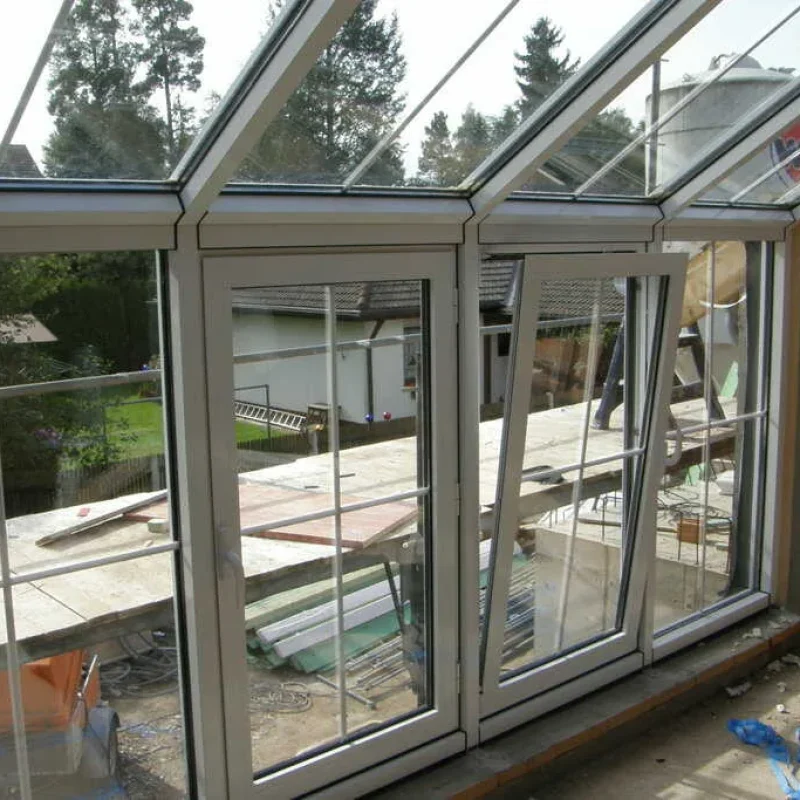 Kniestockfenster aus weißem Aluminium von NORTA. Optimale Lichtdurchflutung und modernste Energieeffizienz für Ihr Zuhause.